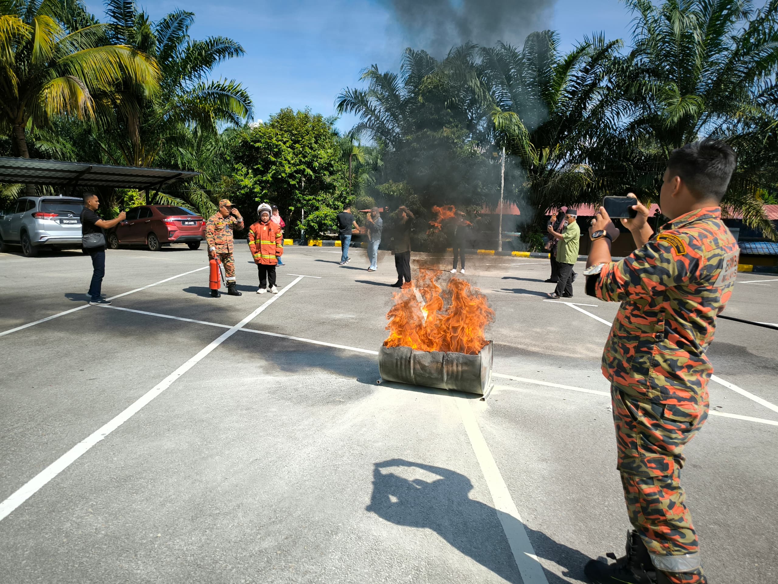 Latihan praktikal keselamatan kebakaran bersama Bomba dan Penyelamat